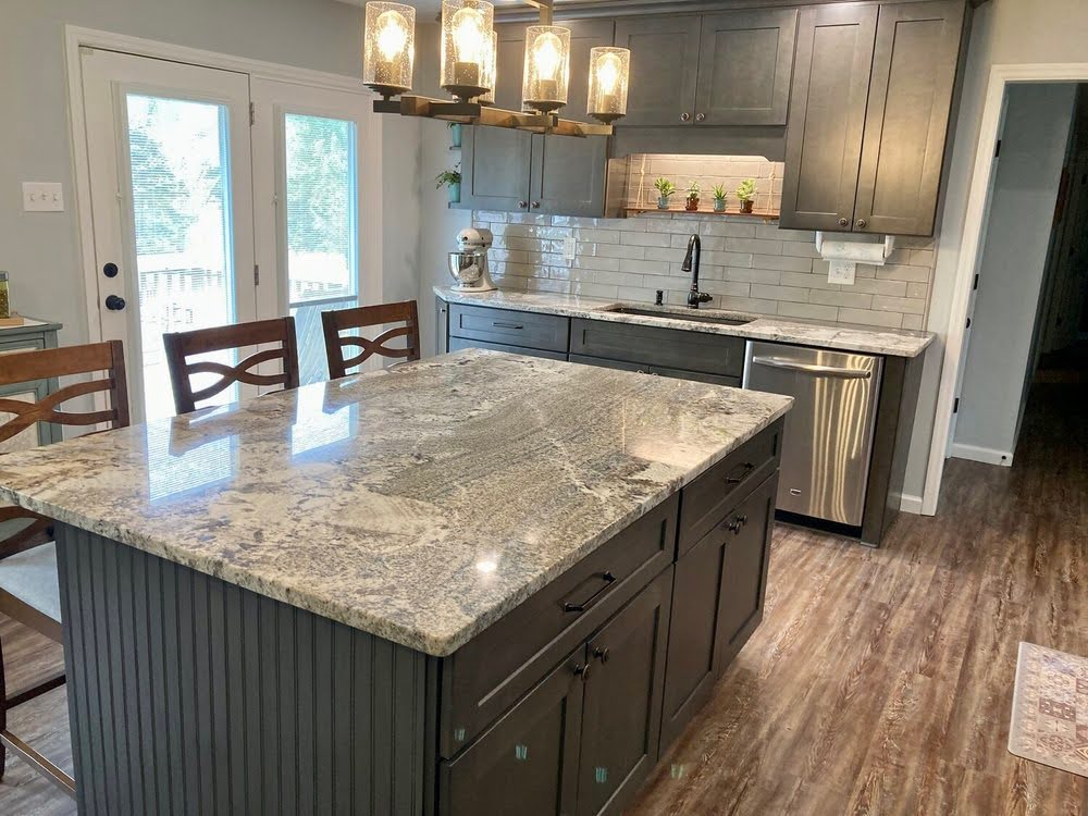 How to Pair Granite Countertops with Modern Cabinetry and Fixtures